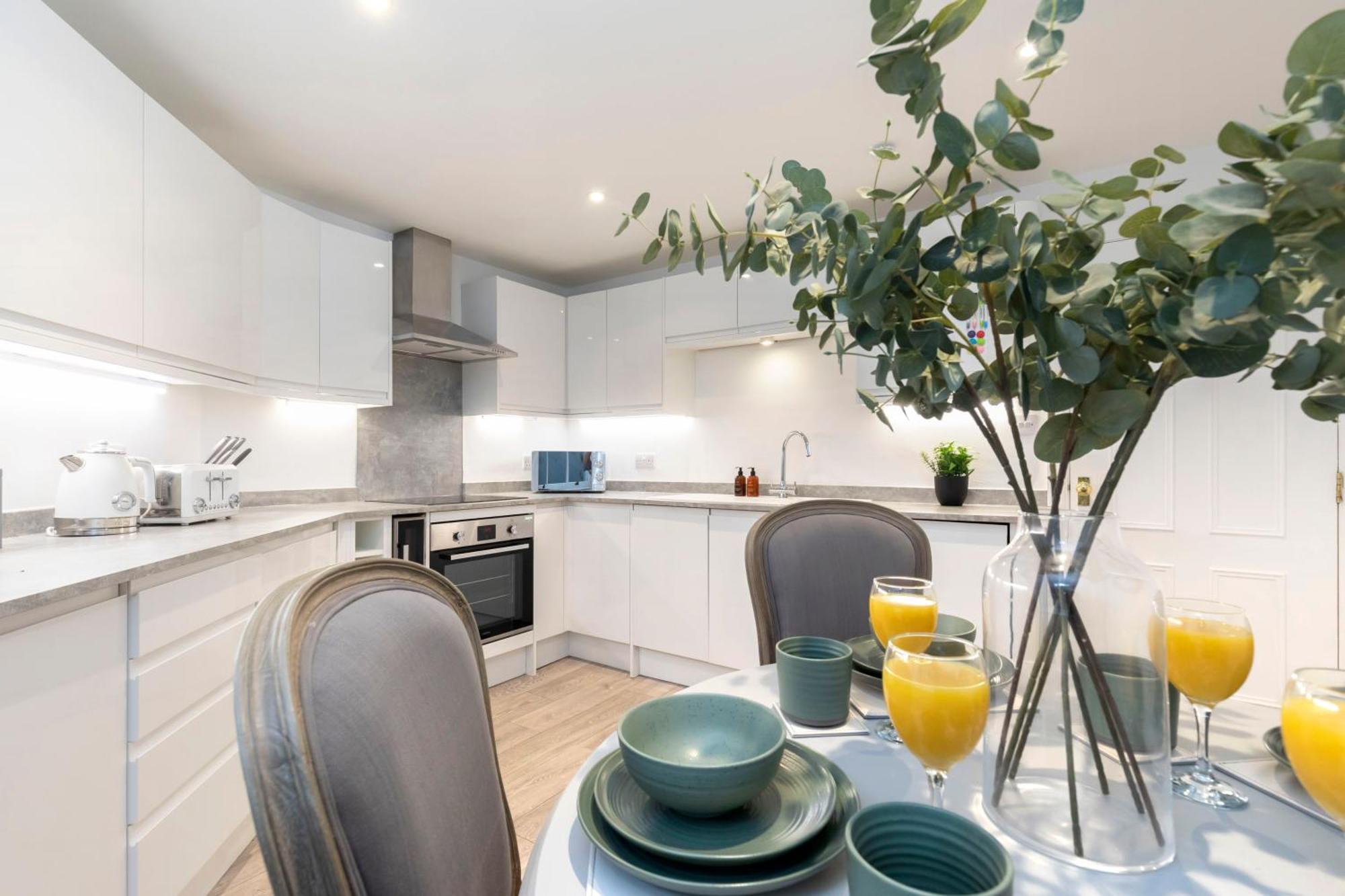 Beautiful 2-bed 2 Bath Regency Flat With Parking Cheltenham