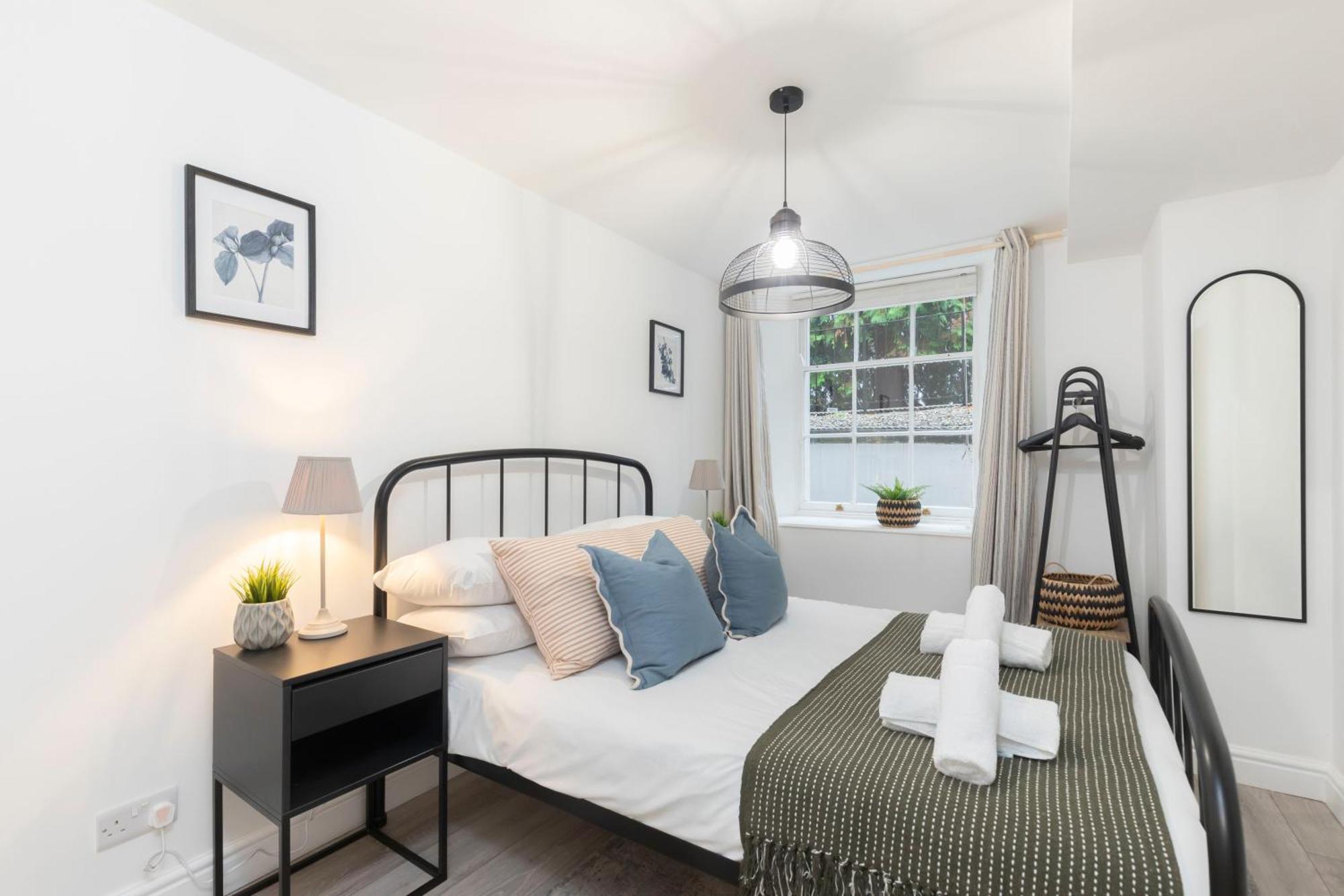 Beautiful 2-bed 2 Bath Regency Flat With Parking Apartment