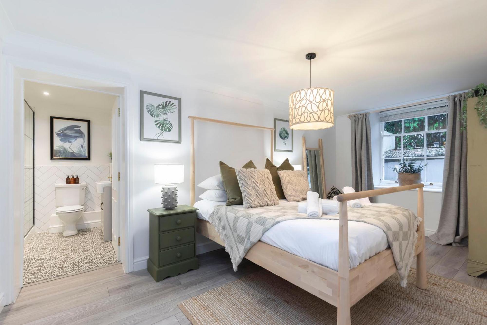 Beautiful 2-bed 2 Bath Regency Flat With Parking Apartment *