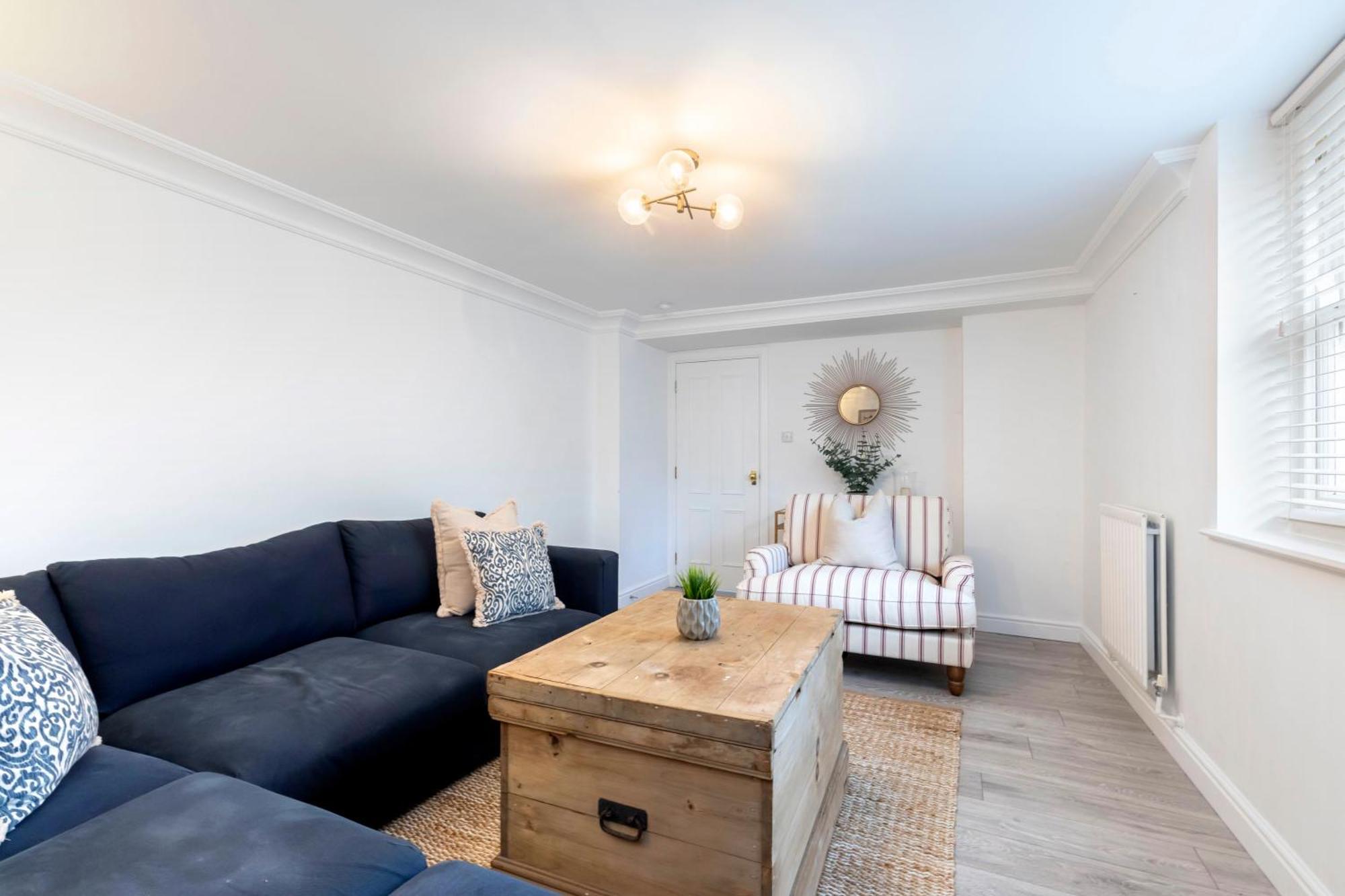 Beautiful 2-bed 2 Bath Regency Flat With Parking Apartment
