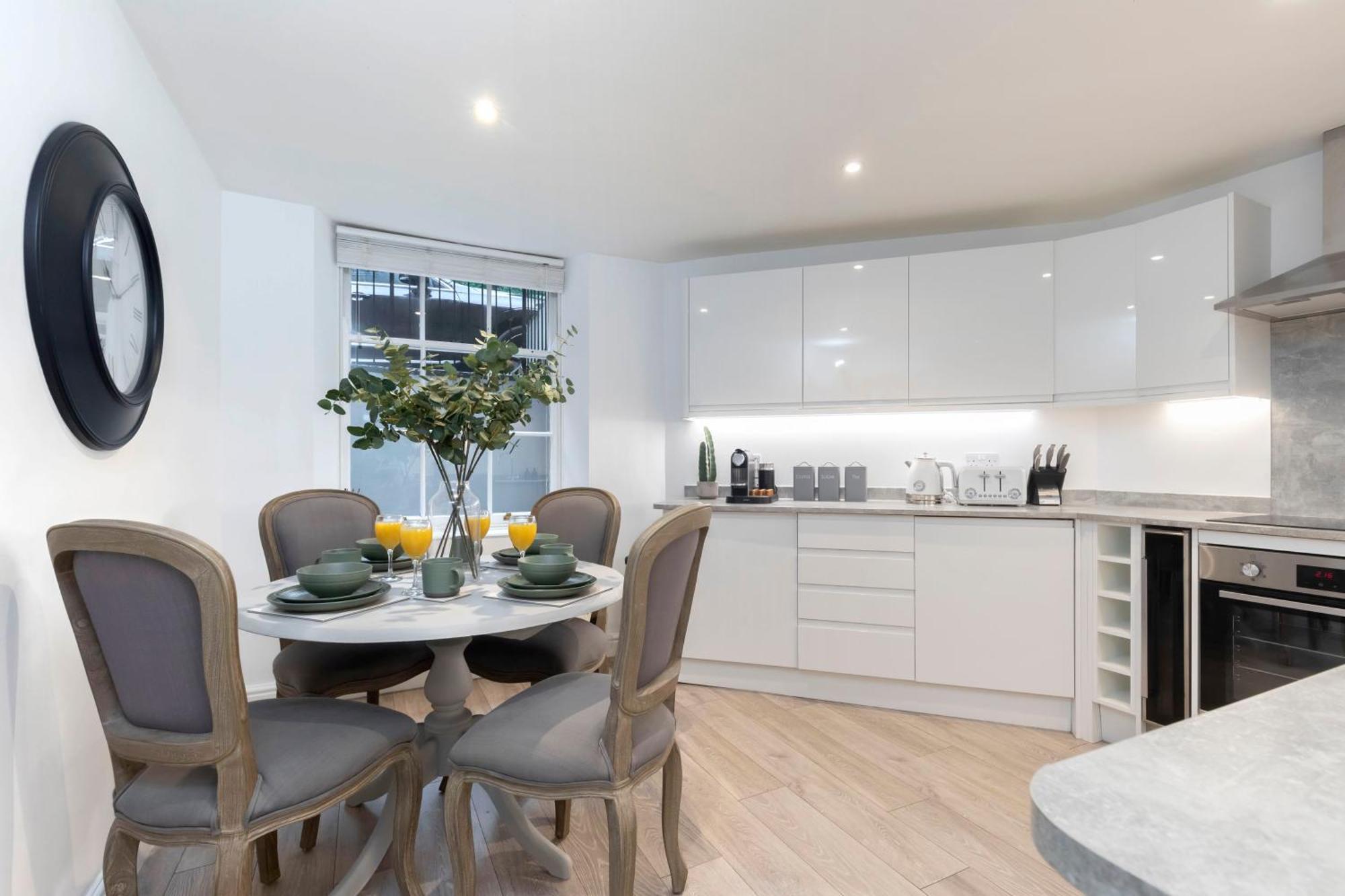 Beautiful 2-bed 2 Bath Regency Flat With Parking Apartment *