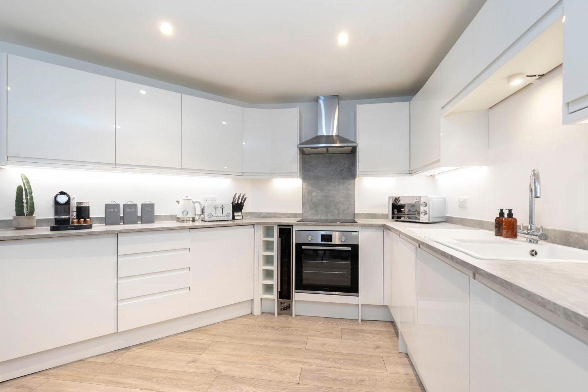 Beautiful 2-bed 2 Bath Regency Flat With Parking