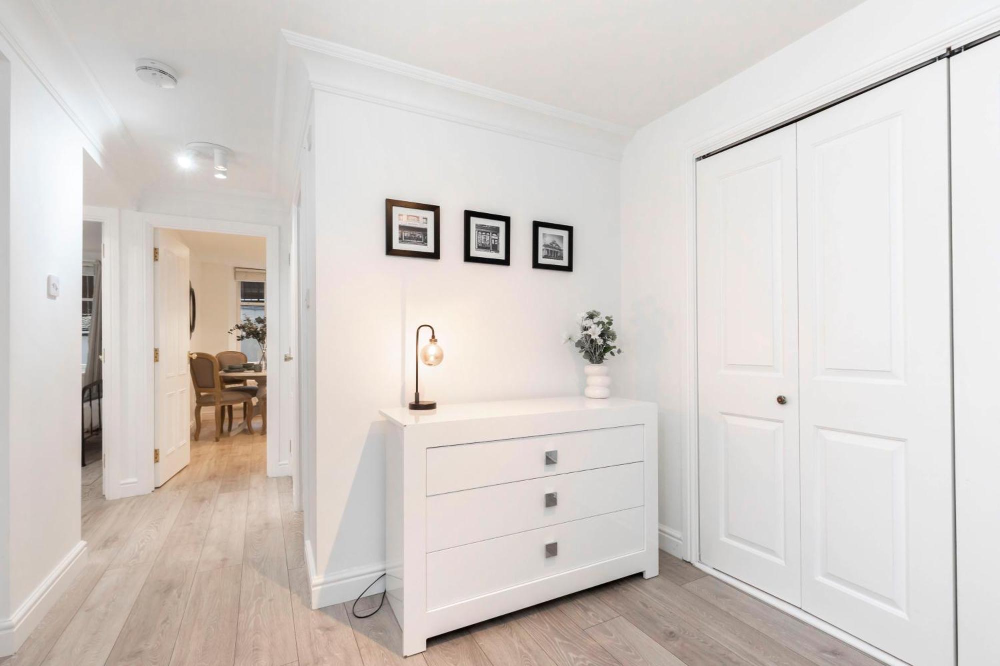 Beautiful 2-bed 2 Bath Regency Flat With Parking *