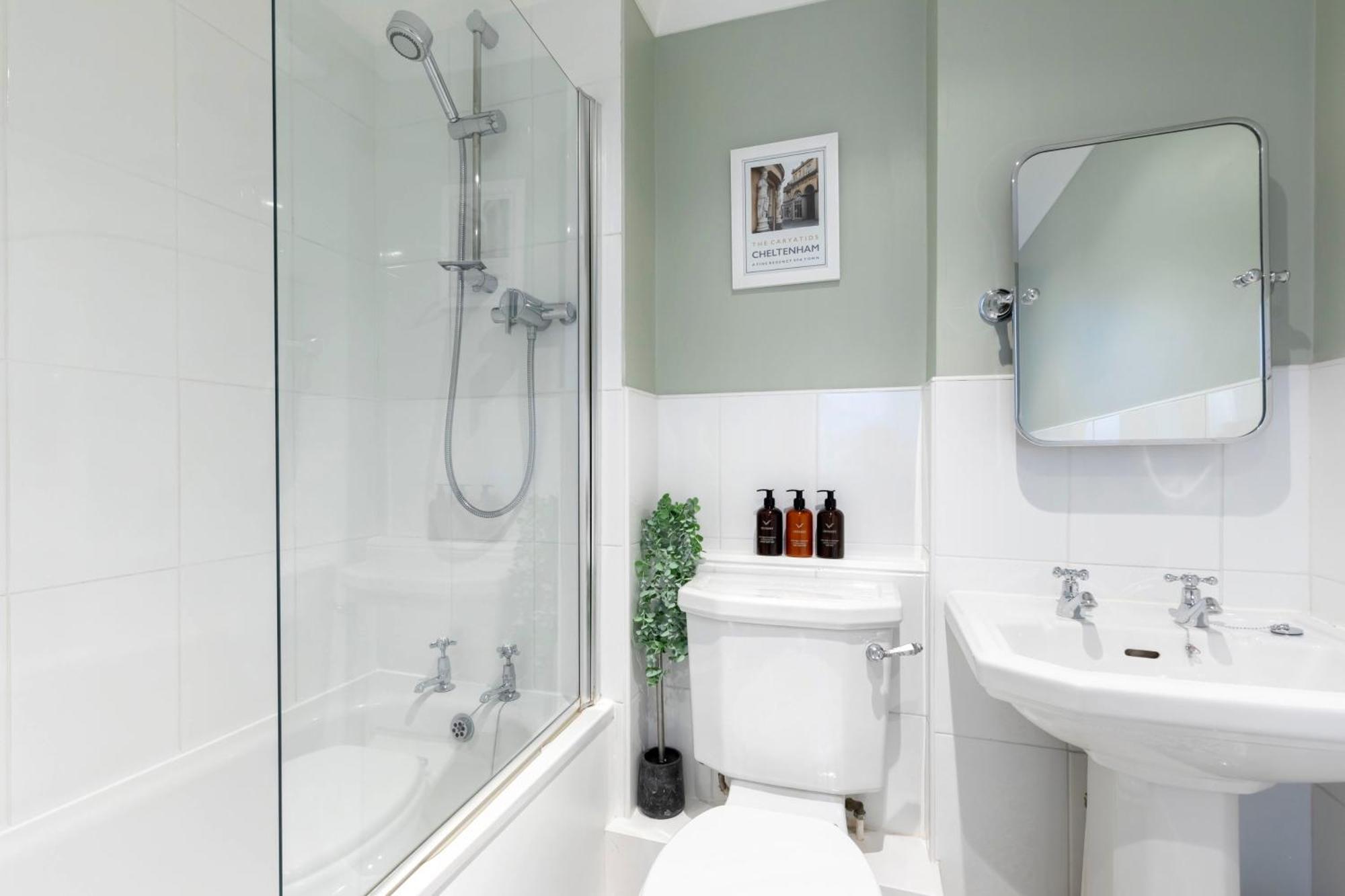 Beautiful 2-bed 2 Bath Regency Flat With Parking *