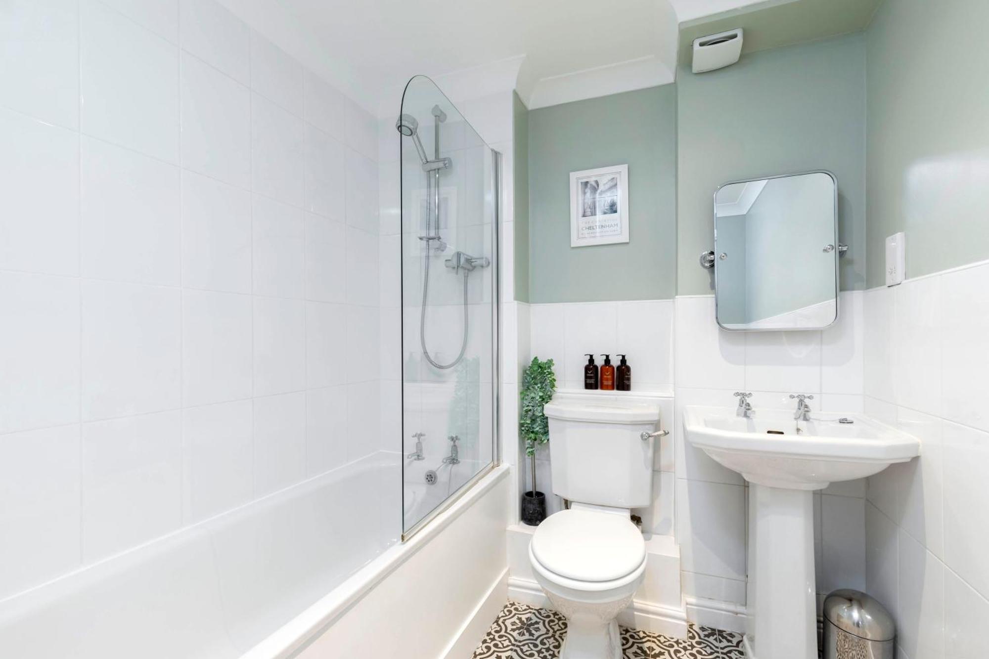 Beautiful 2-bed 2 Bath Regency Flat With Parking Apartment