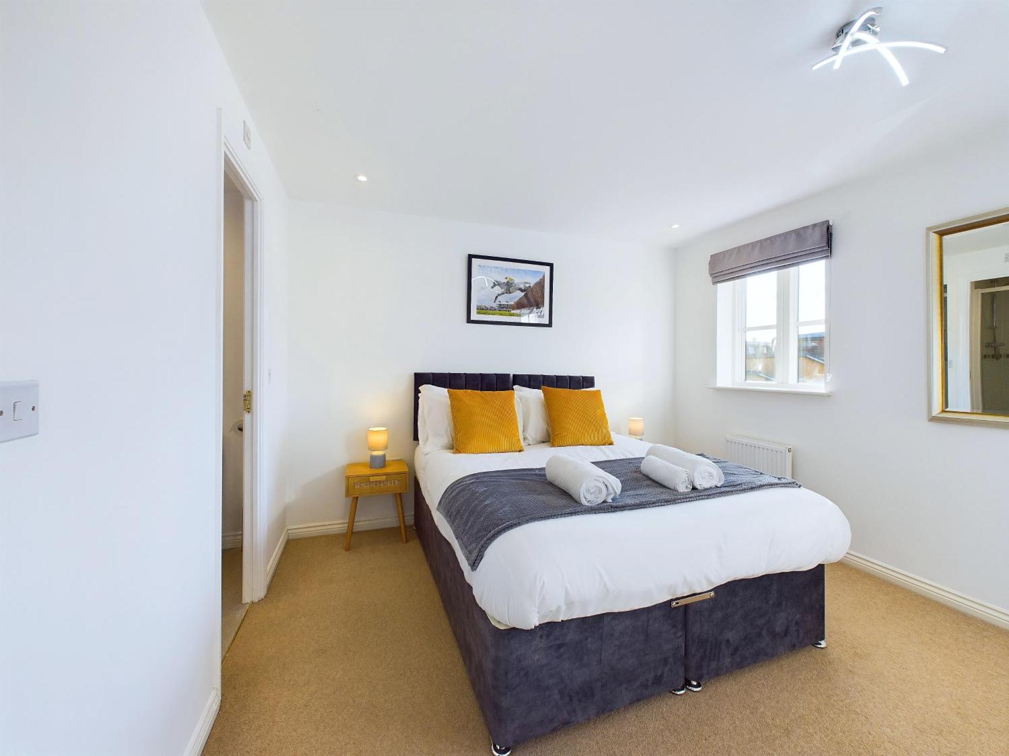 Signature - - Large 4 Bed House With Parking - Racecourse