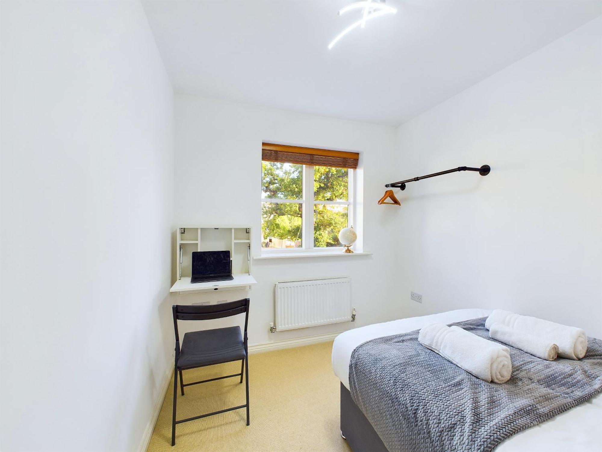 Signature - - Large 4 Bed House With Parking - Racecourse