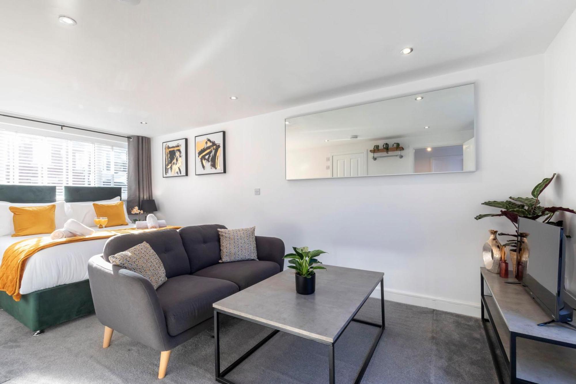 Private & Modern Close To Town Apartment Cheltenham