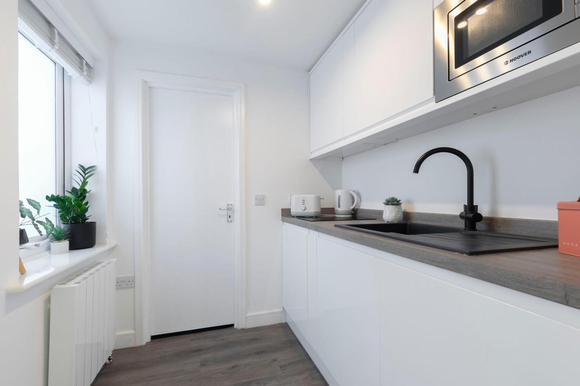 Private & Modern Close To Town Cheltenham