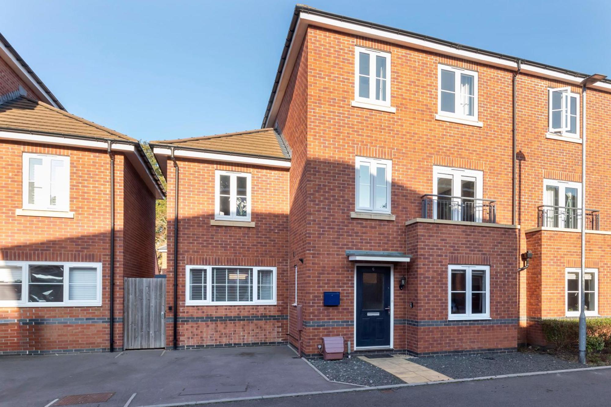 Private & Modern Close To Town