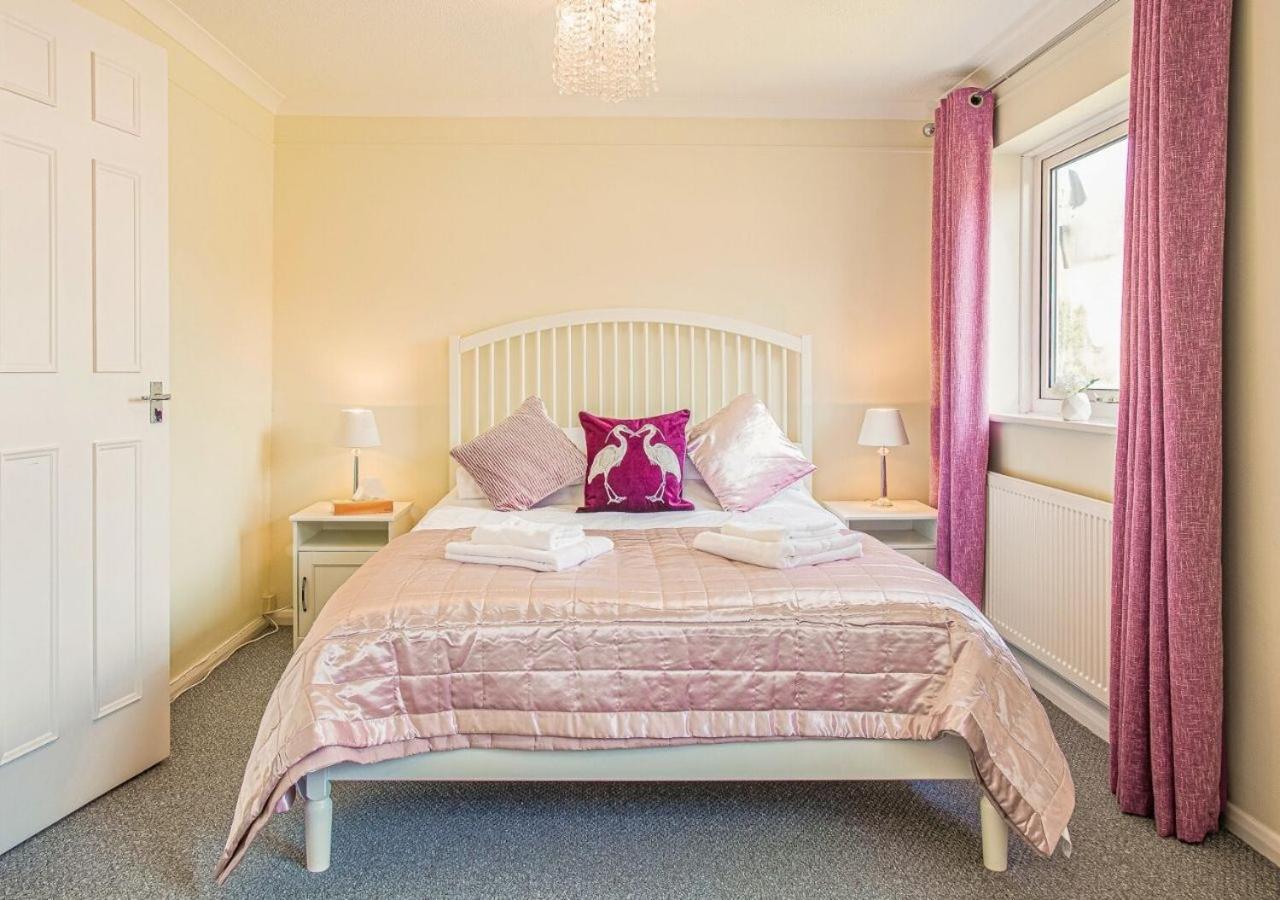 2 Bed House W/ Garden And Free Parking! *