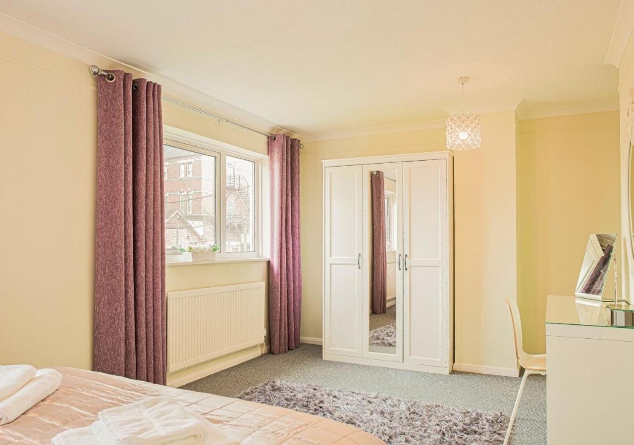2 Bed House W/ Garden And Free Parking! Cheltenham