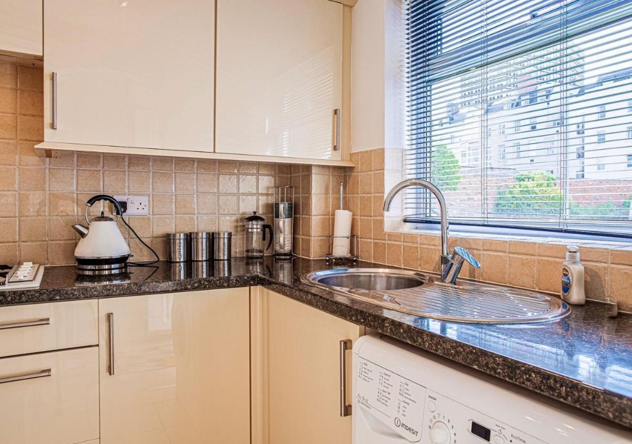 2 Bed House W/ Garden And Free Parking! *