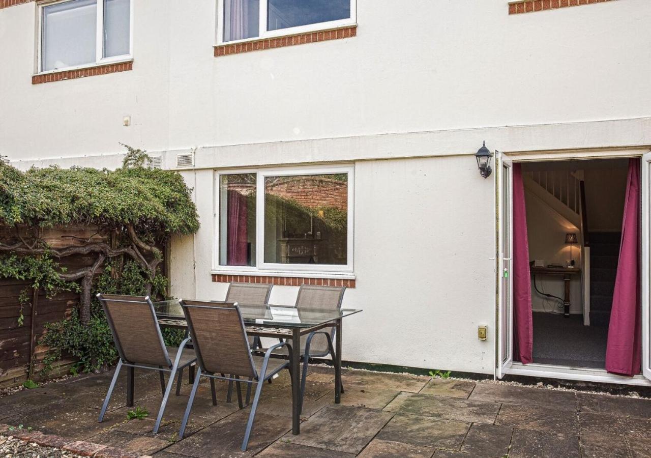 Casa de férias 2 Bed House W/ Garden And Free Parking! *