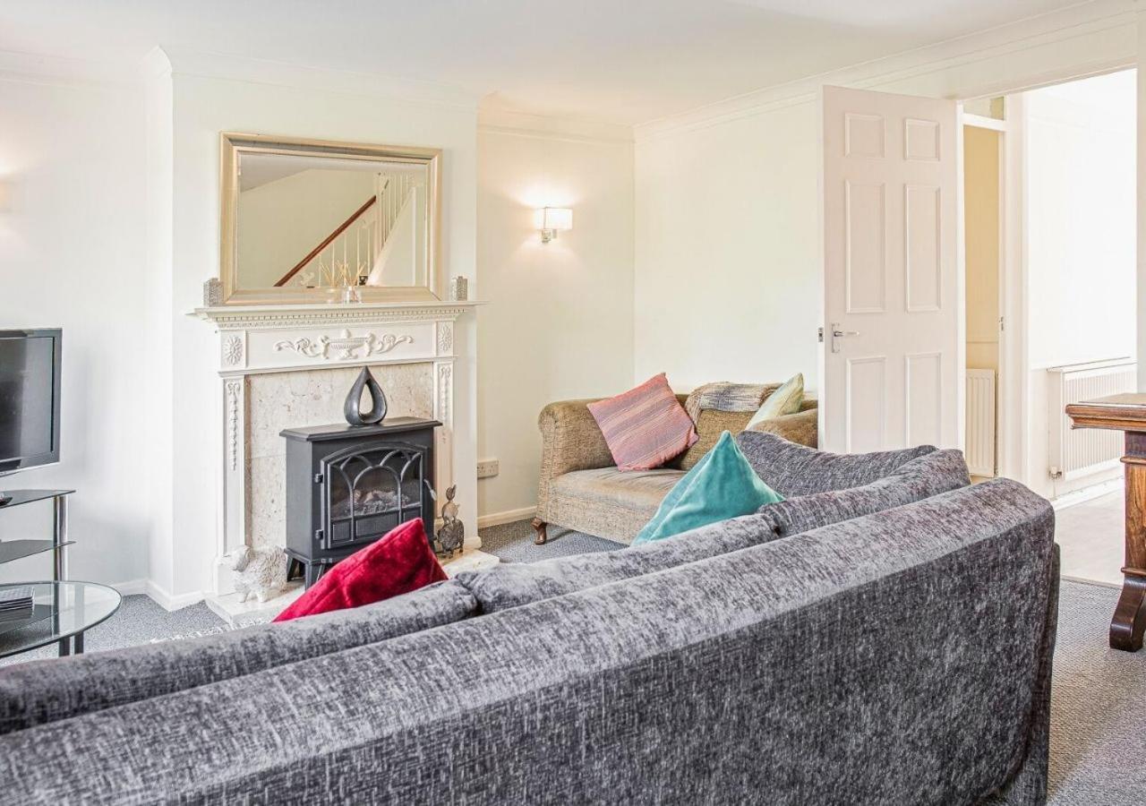 2 Bed House W/ Garden And Free Parking! Casa de férias Cheltenham