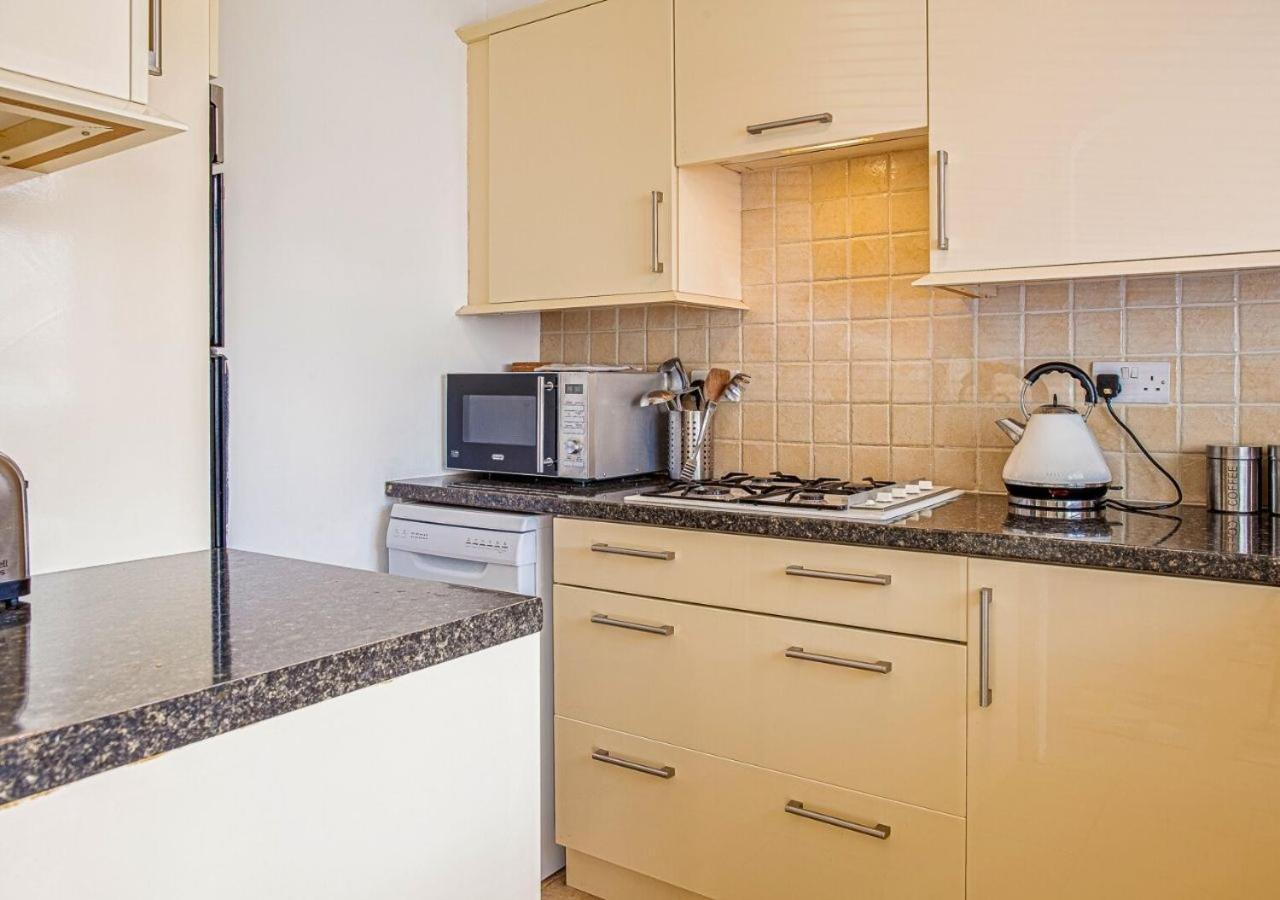 2 Bed House W/ Garden And Free Parking! Casa de férias