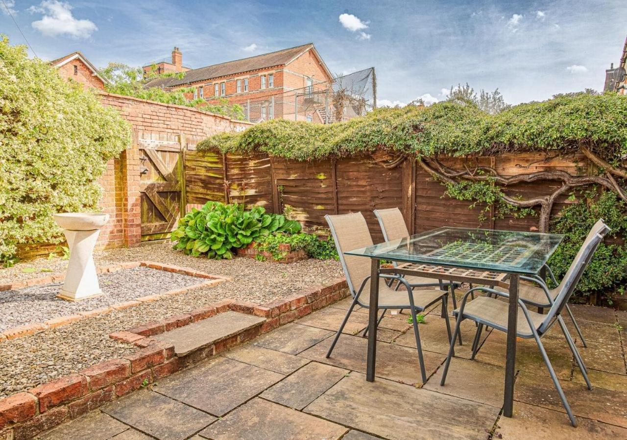 2 Bed House W/ Garden And Free Parking!