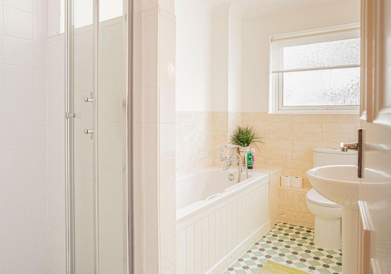 2 Bed House W/ Garden And Free Parking! * Cheltenham
