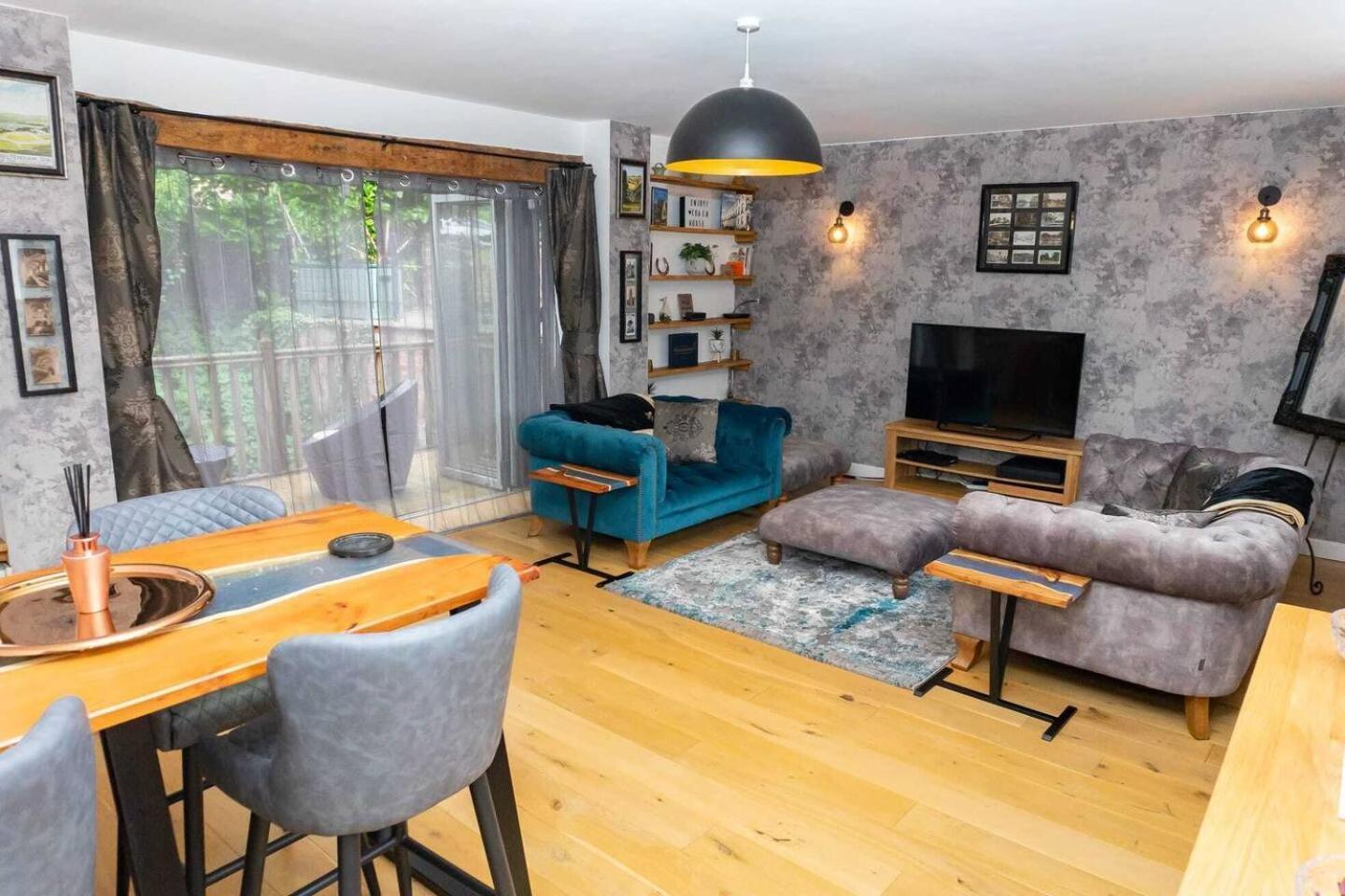 Holiday home Luxury -chelt Walking-2bed-long Stays-parking *