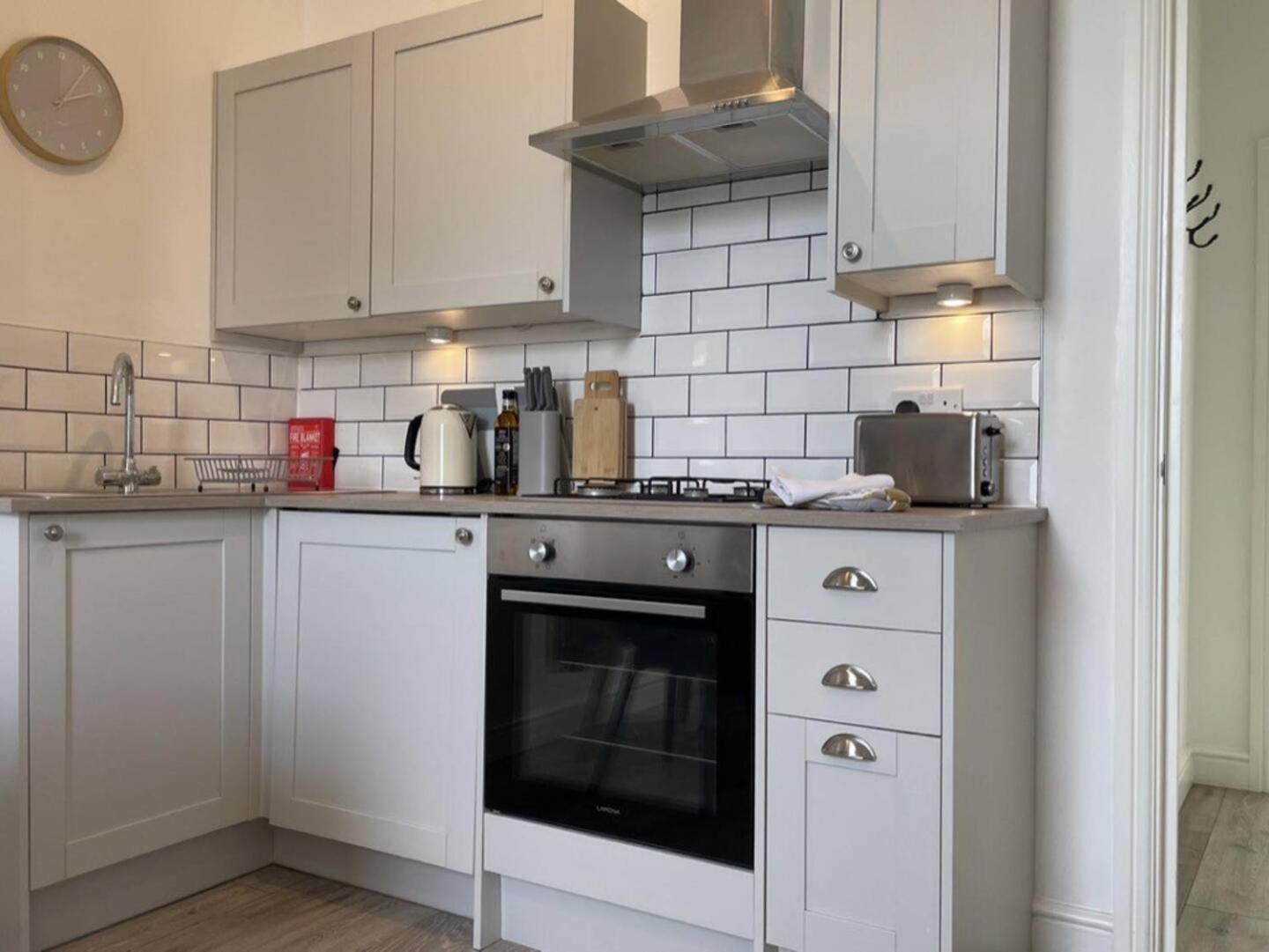 Comfy, Modern, Convenient, Parking! Apartment *