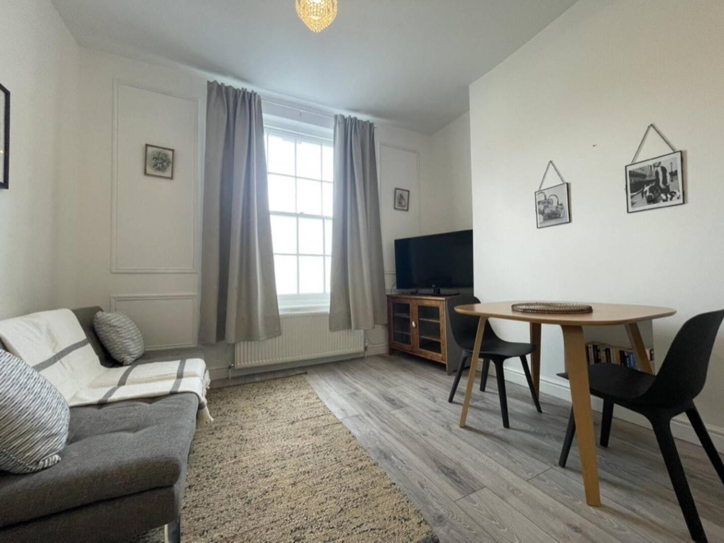 Comfy, Modern, Convenient, Parking! Apartment Cheltenham
