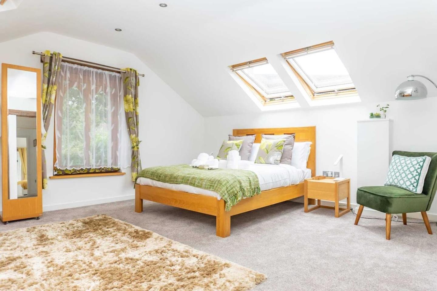 Luxury -chelt Walking-2bed-long Stays-parking Holiday home
