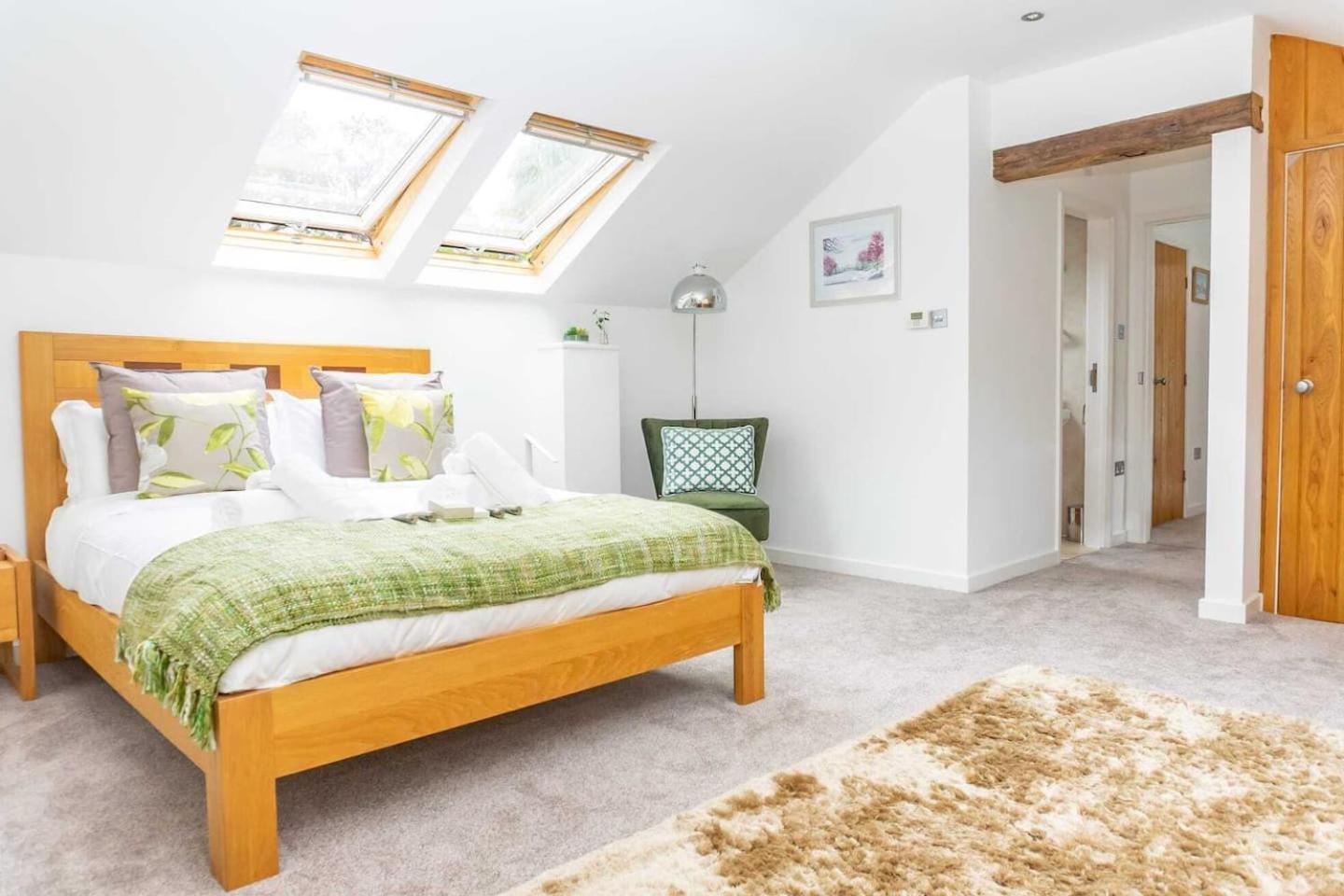 Holiday home Luxury -chelt Walking-2bed-long Stays-parking