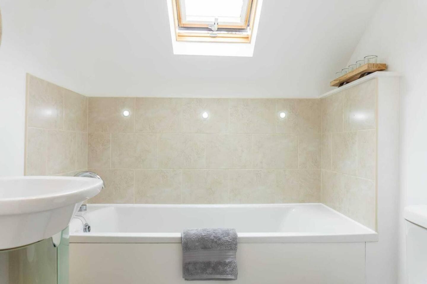 Holiday home Luxury -chelt Walking-2bed-long Stays-parking *