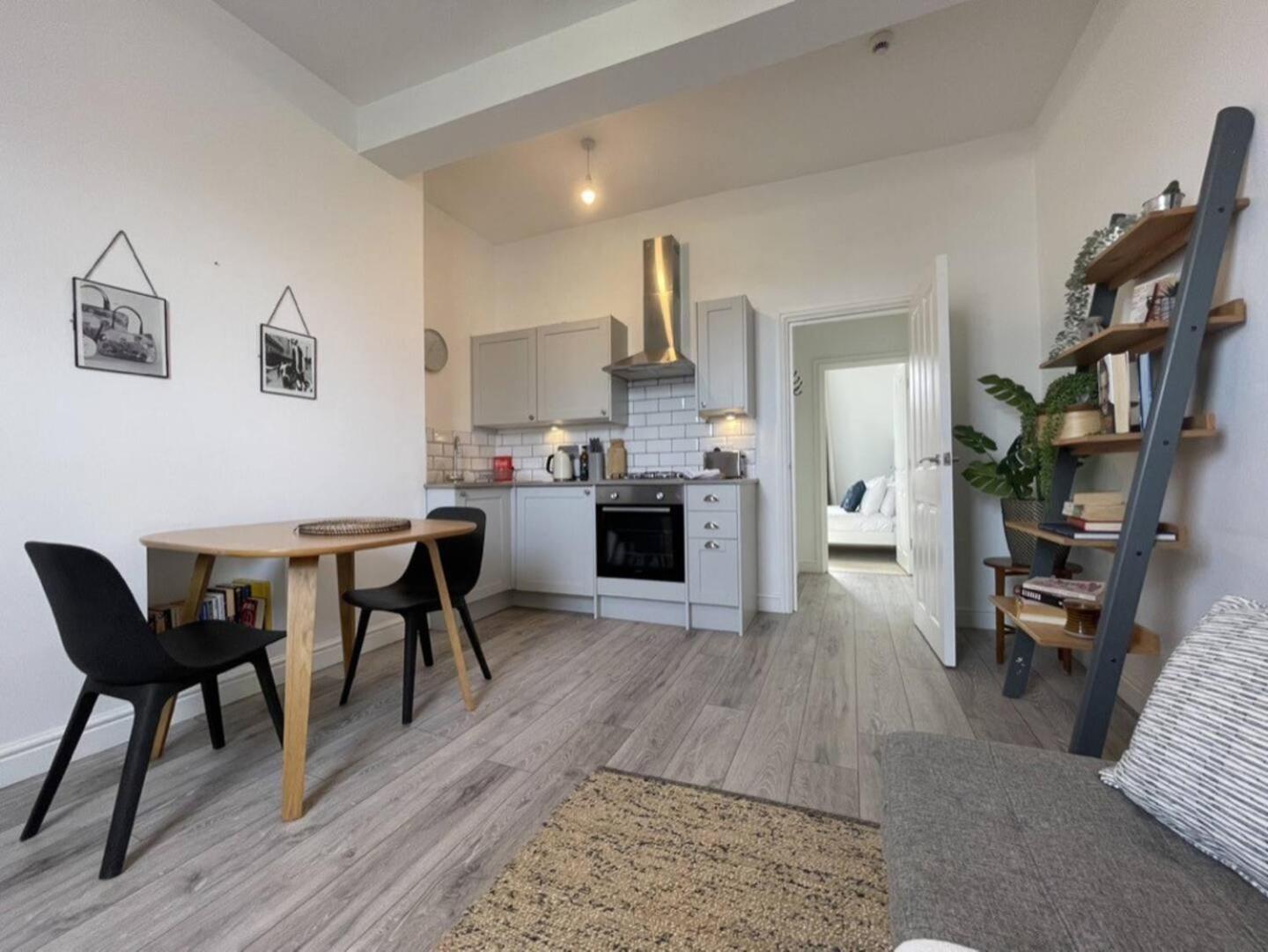 Comfy, Modern, Convenient, Parking! *