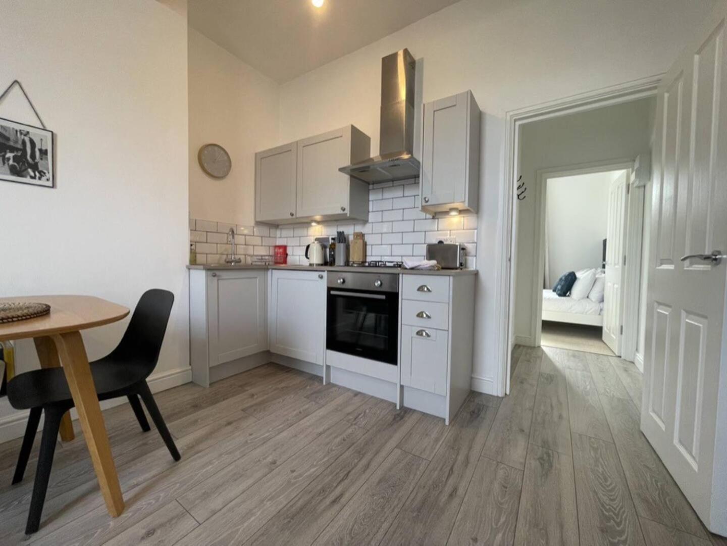 Apartment Comfy, Modern, Convenient, Parking! Cheltenham