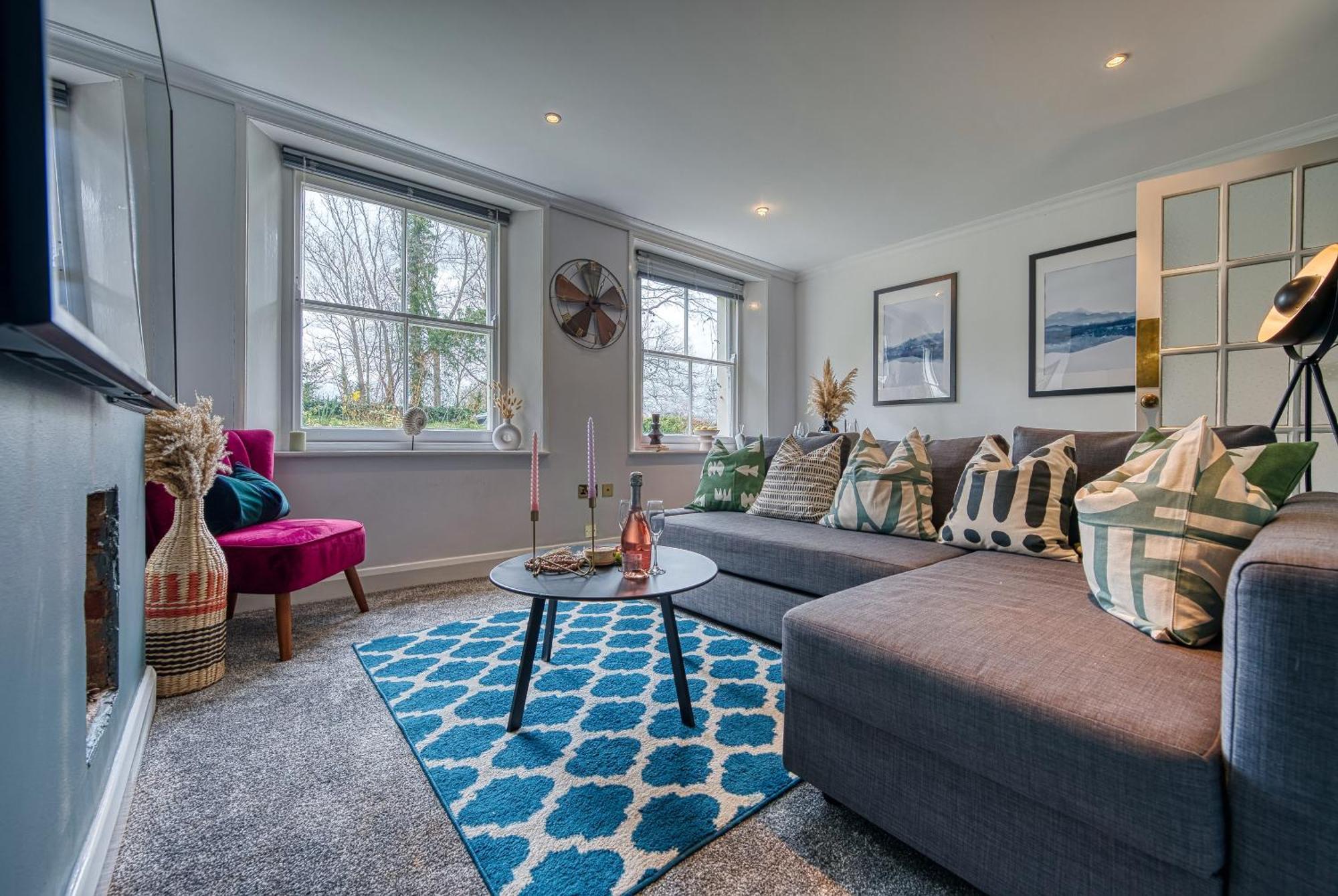 Period-style 2-bed Apt, Sleeps 6, Ample Free Parking, Close To Centre Apartment