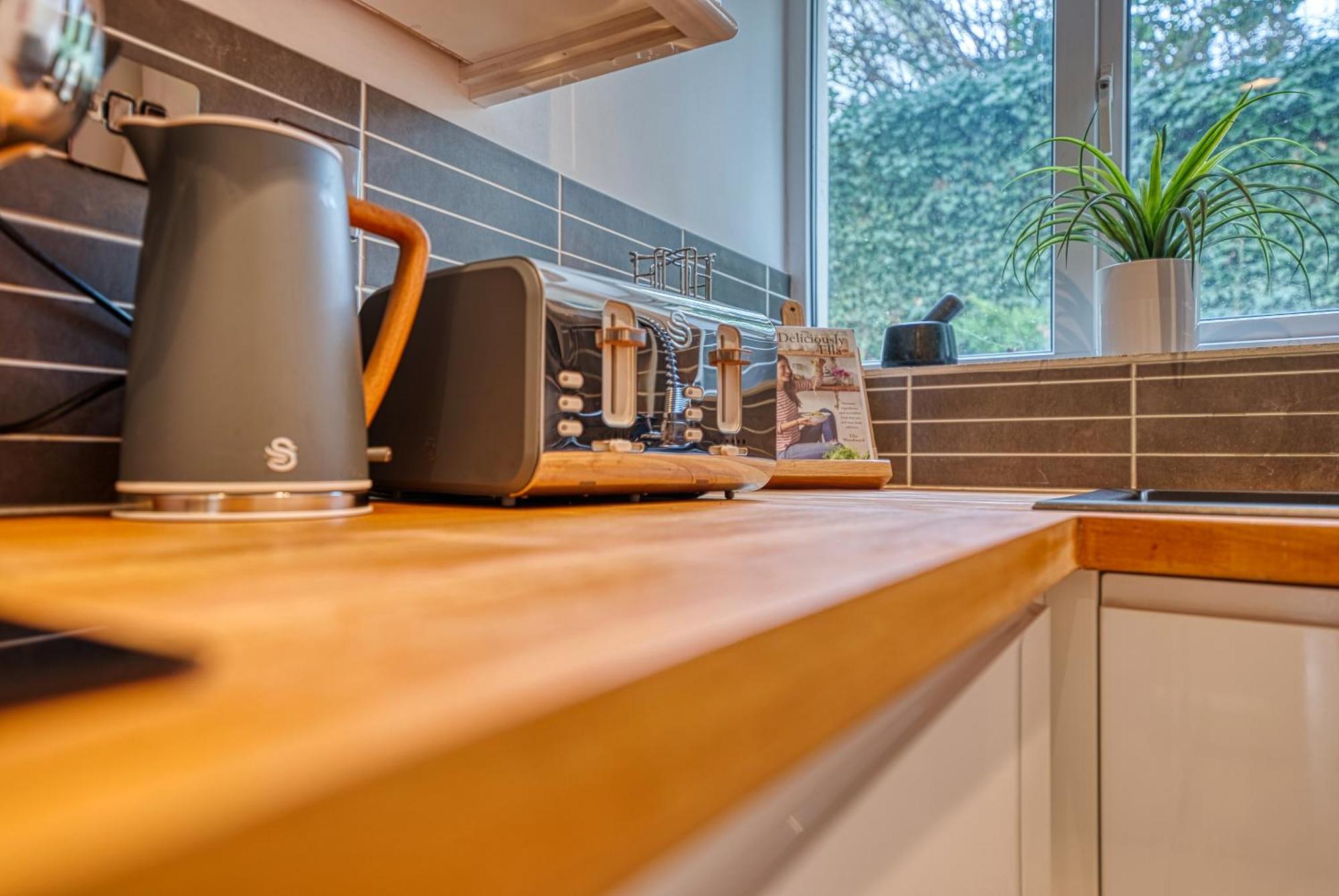 Apartment Period-style 2-bed Apt, Sleeps 6, Ample Free Parking, Close To Centre