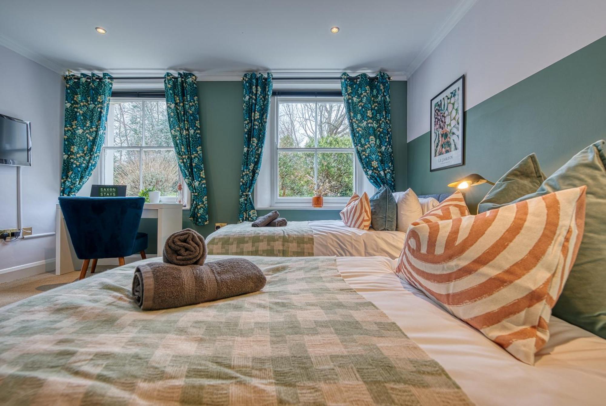 Period-style 2-bed Apt, Sleeps 6, Ample Free Parking, Close To Centre Cheltenham