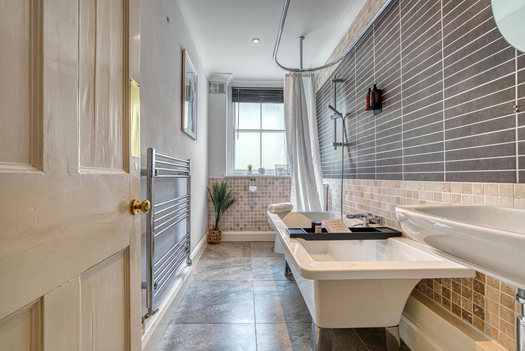 Apartment Period-style 2-bed Apt, Sleeps 6, Ample Free Parking, Close To Centre