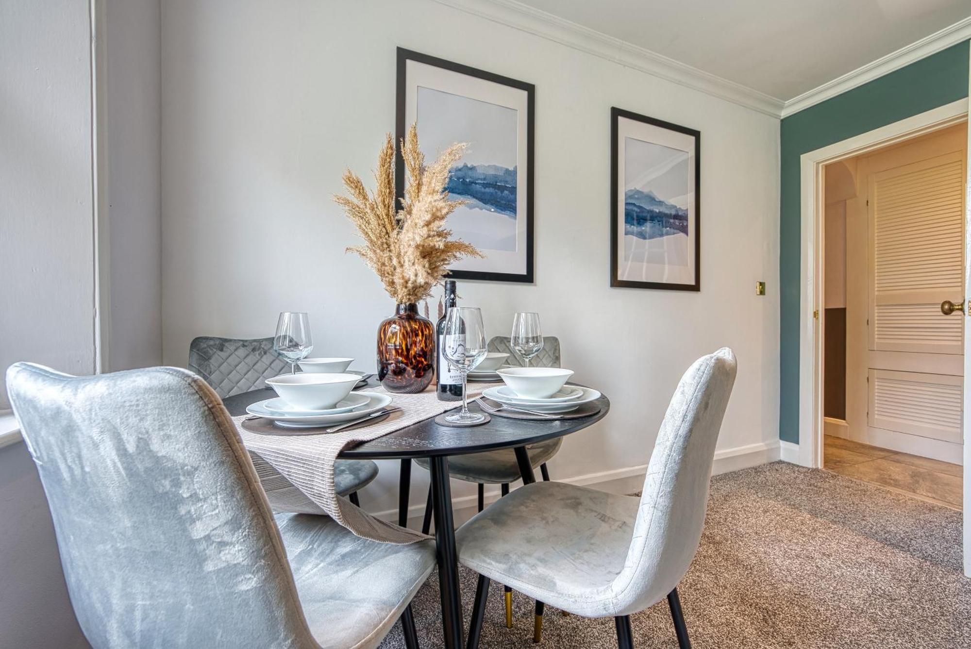Period-style 2-bed Apt, Sleeps 6, Ample Free Parking, Close To Centre Apartment *