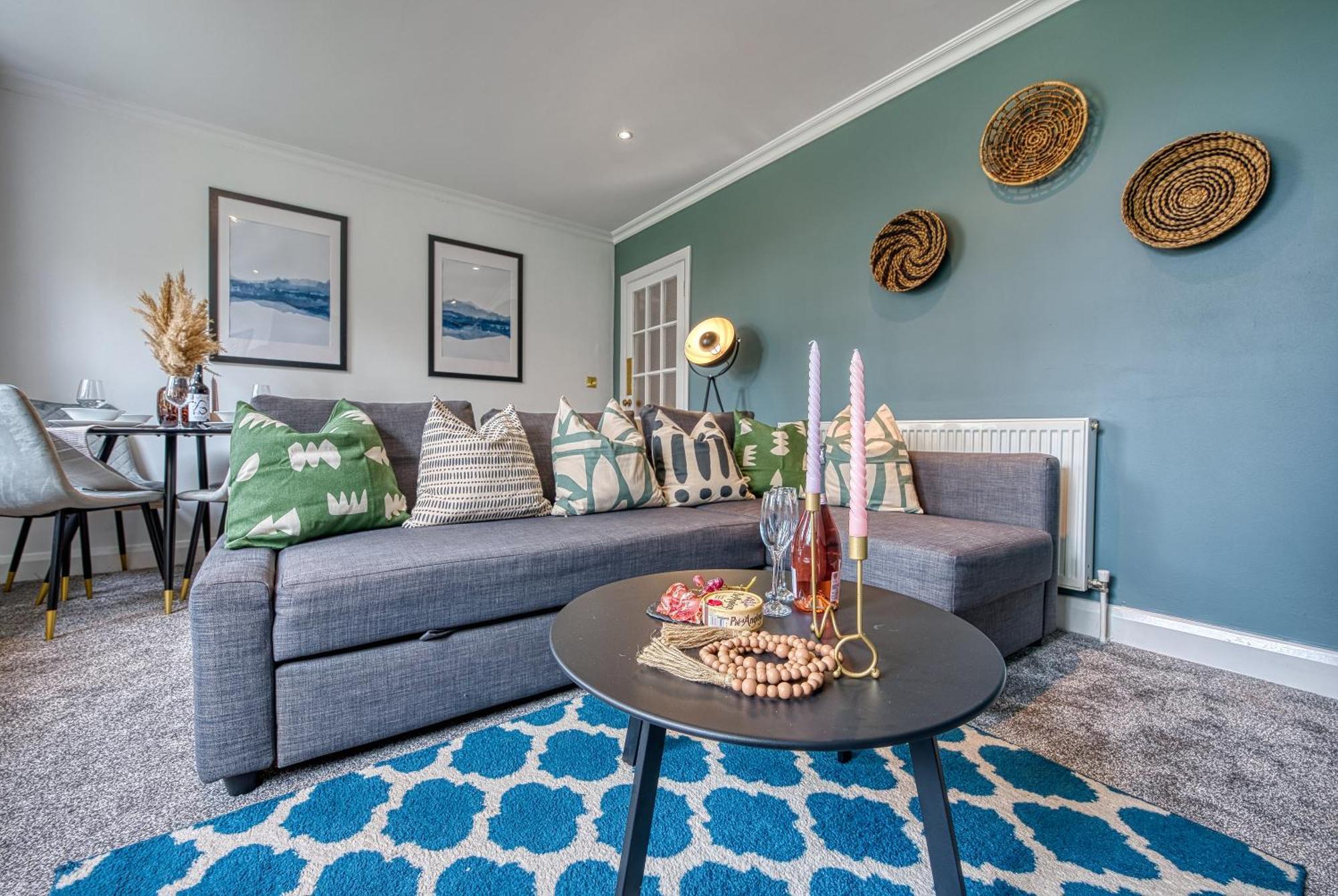 Period-style 2-bed Apt, Sleeps 6, Ample Free Parking, Close To Centre * Cheltenham