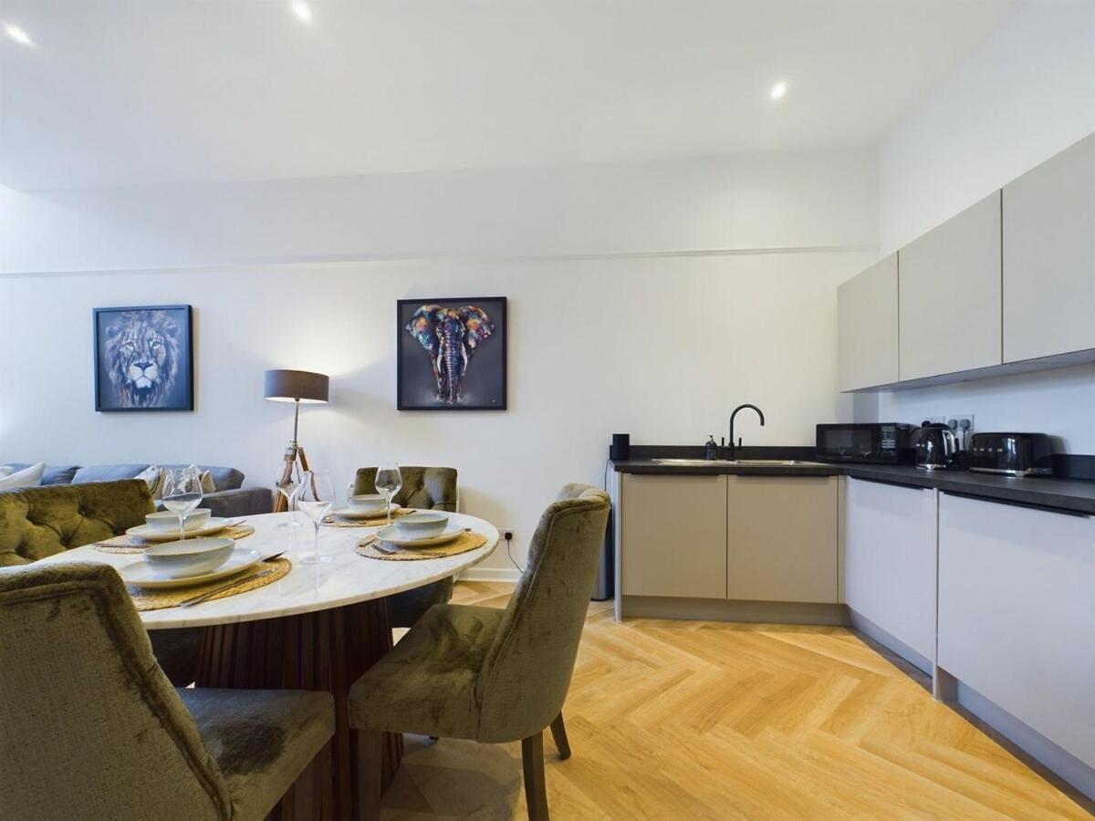 Luxury Town Centre 2-bed Chapel Conversion With Private Parking Holiday home Cheltenham