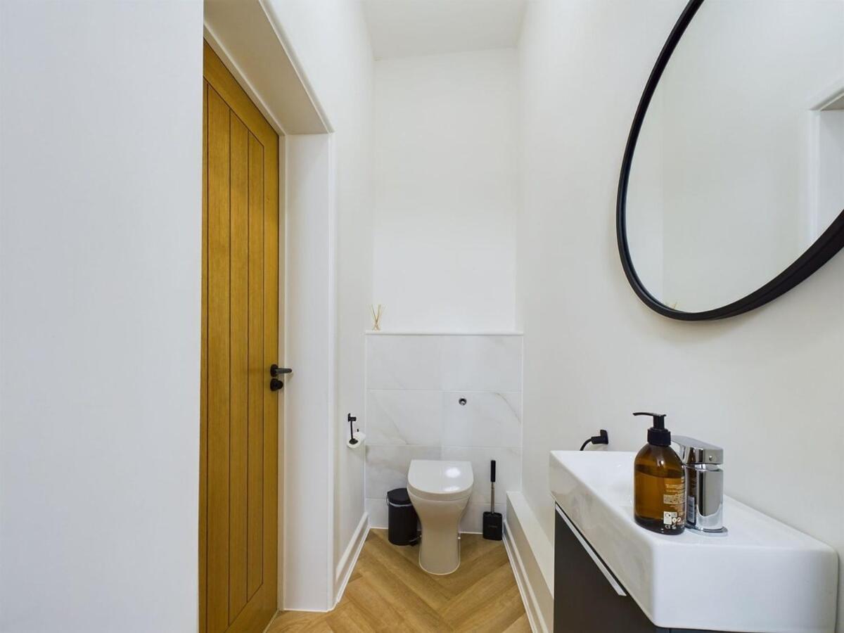 Holiday home Luxury Town Centre 2-bed Chapel Conversion With Private Parking Cheltenham