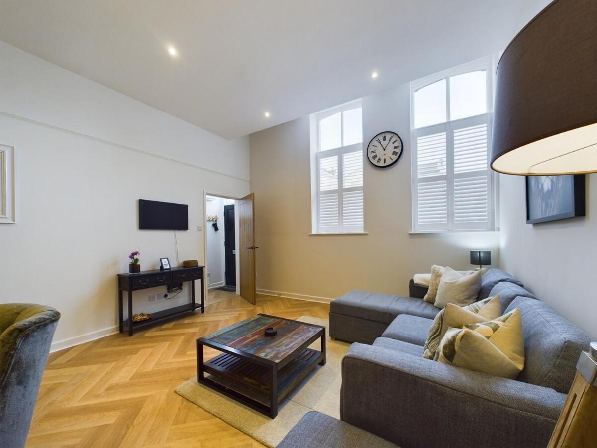 Holiday home Luxury Town Centre 2-bed Chapel Conversion With Private Parking Cheltenham