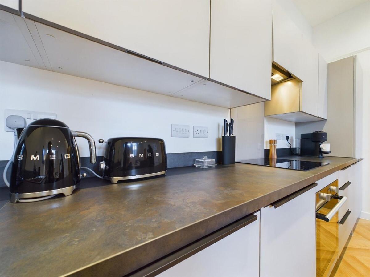 Luxury Town Centre 2-bed Chapel Conversion With Private Parking Holiday home Cheltenham