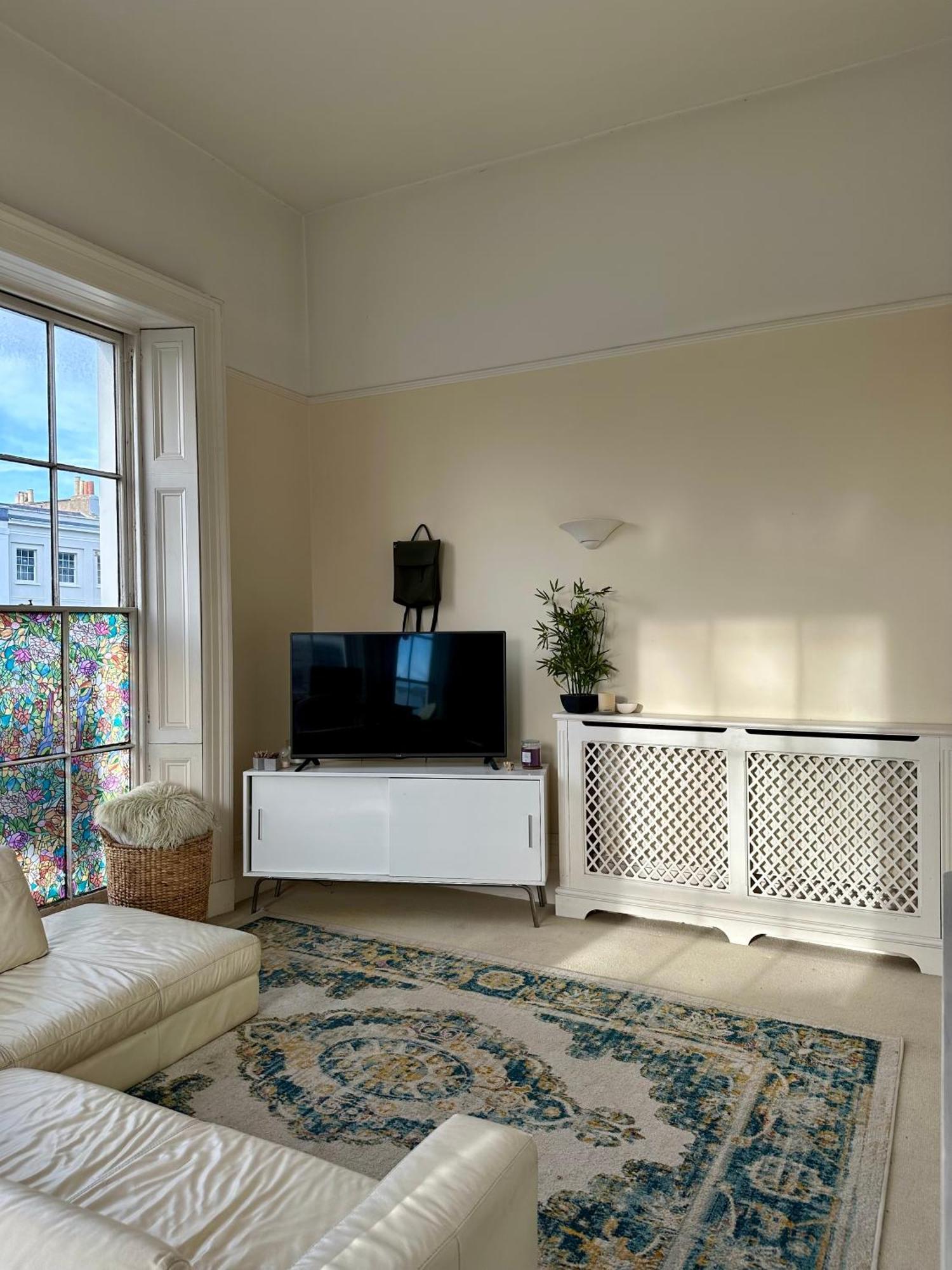 1 Mile From Racecourse * Cheltenham