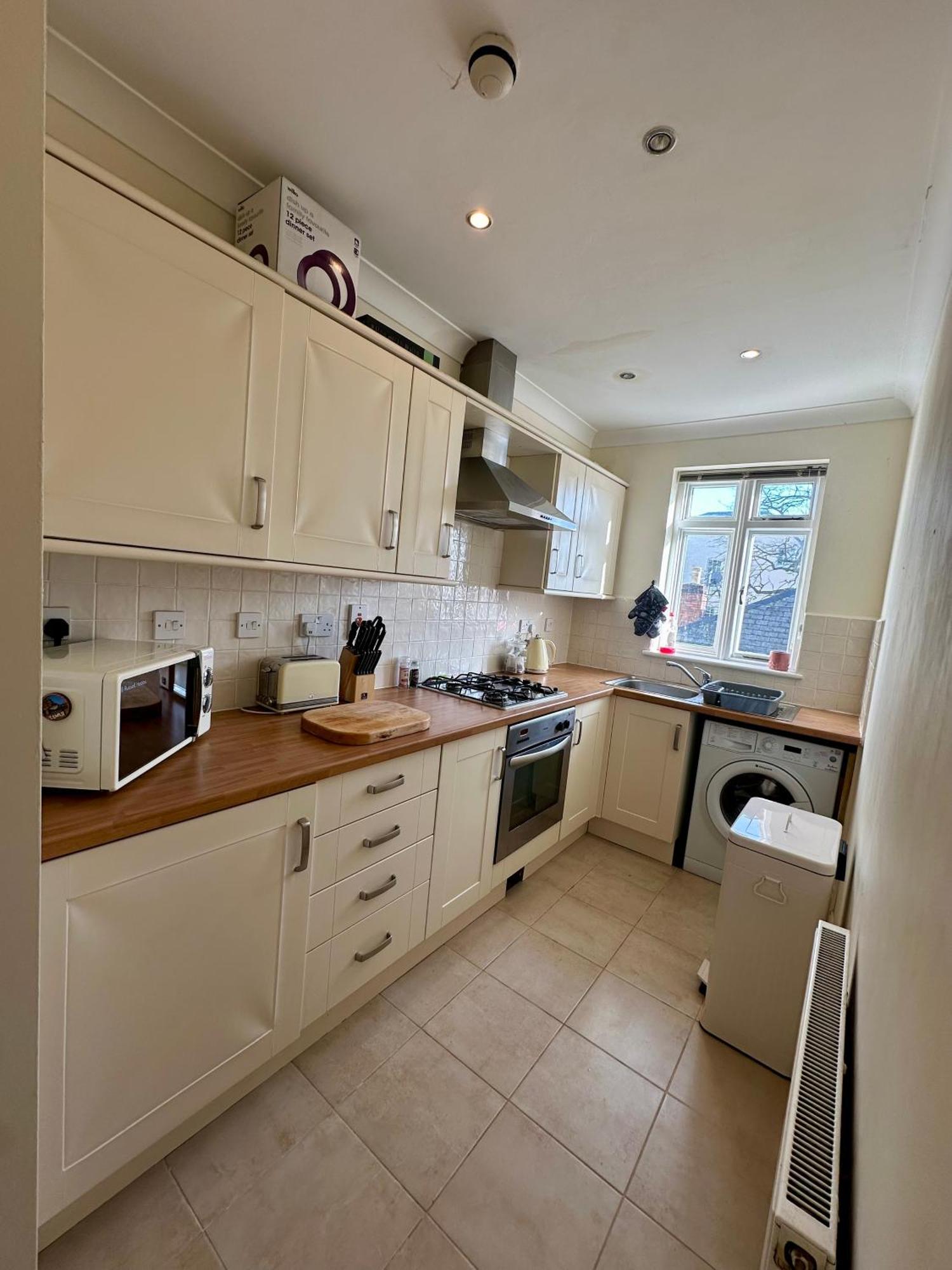 1 Mile From Racecourse Apartment