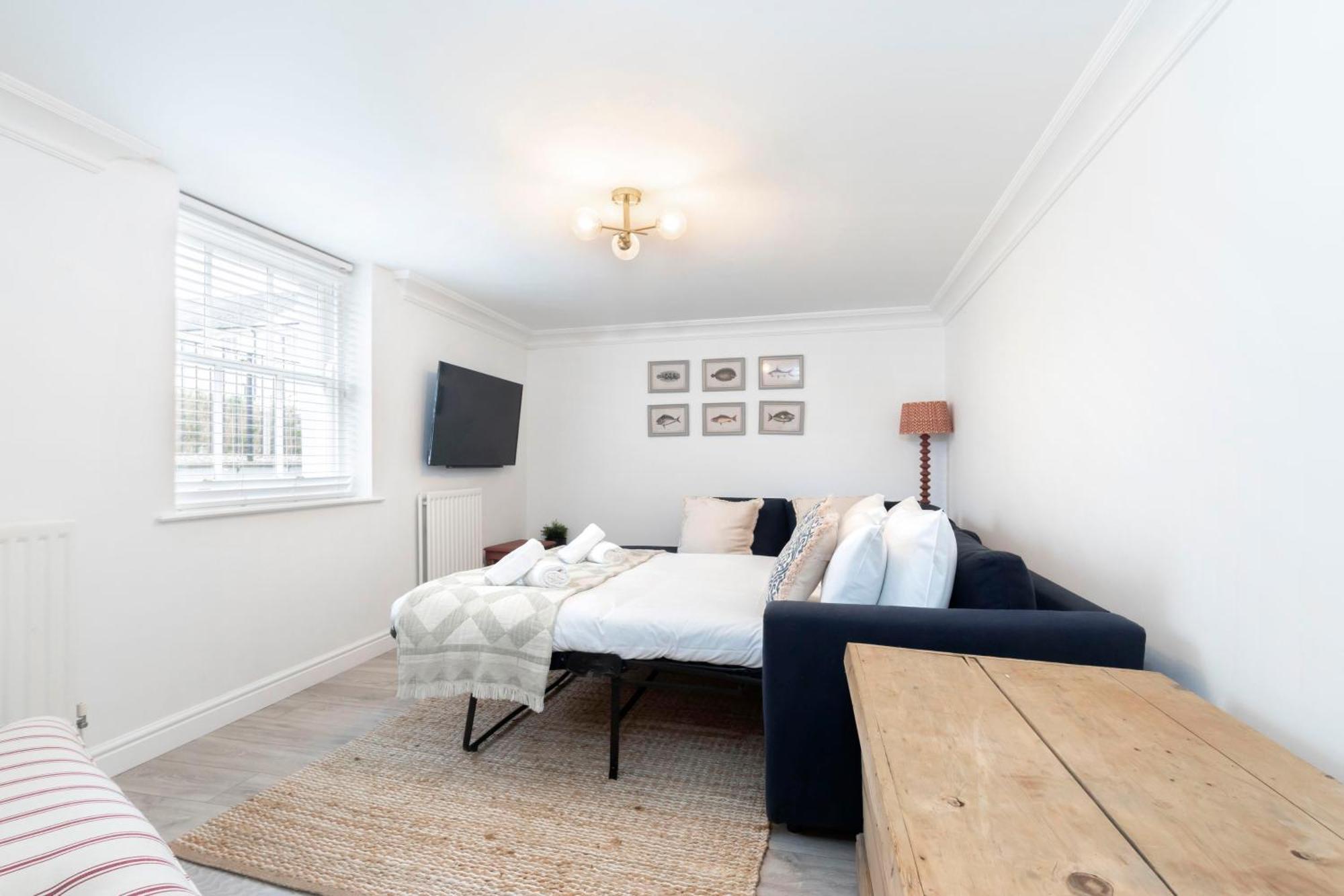 Beautiful 2-bed 2 Bath Regency Flat With Parking Apartment Cheltenham