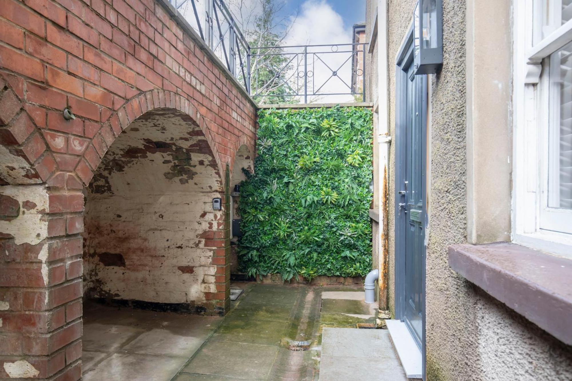 Charming Two Bedroom In Fairview Apartment *