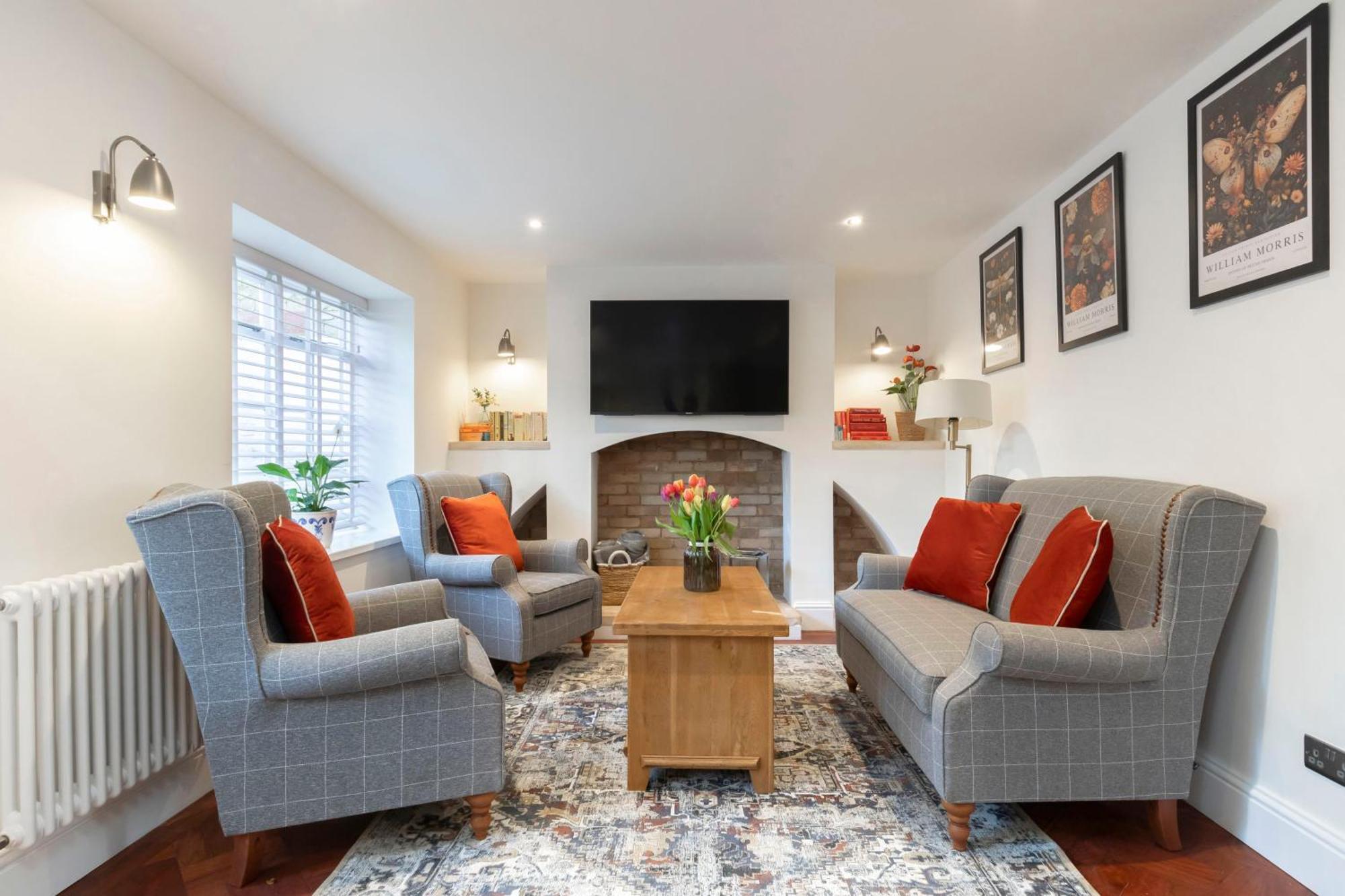 Charming Two Bedroom In Fairview Apartment *