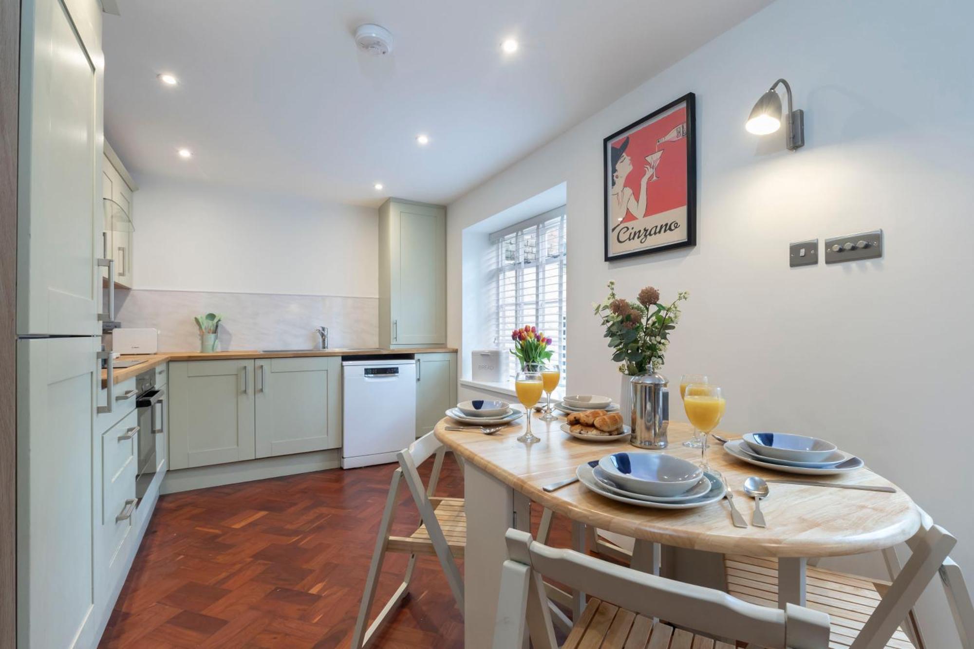 Charming Two Bedroom In Fairview Apartment Cheltenham