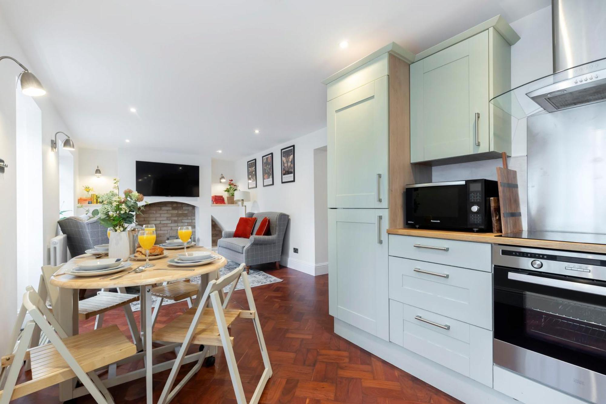 Charming Two Bedroom In Fairview *