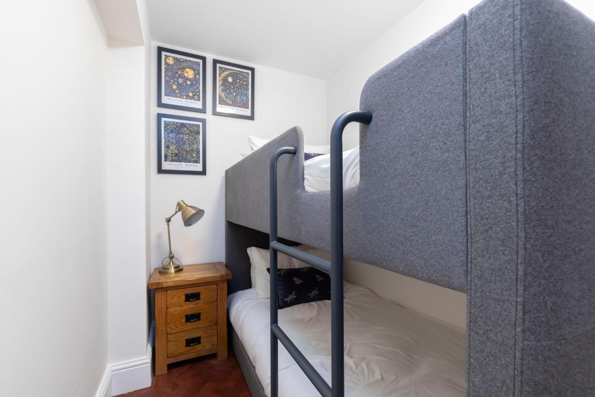 Charming Two Bedroom In Fairview *