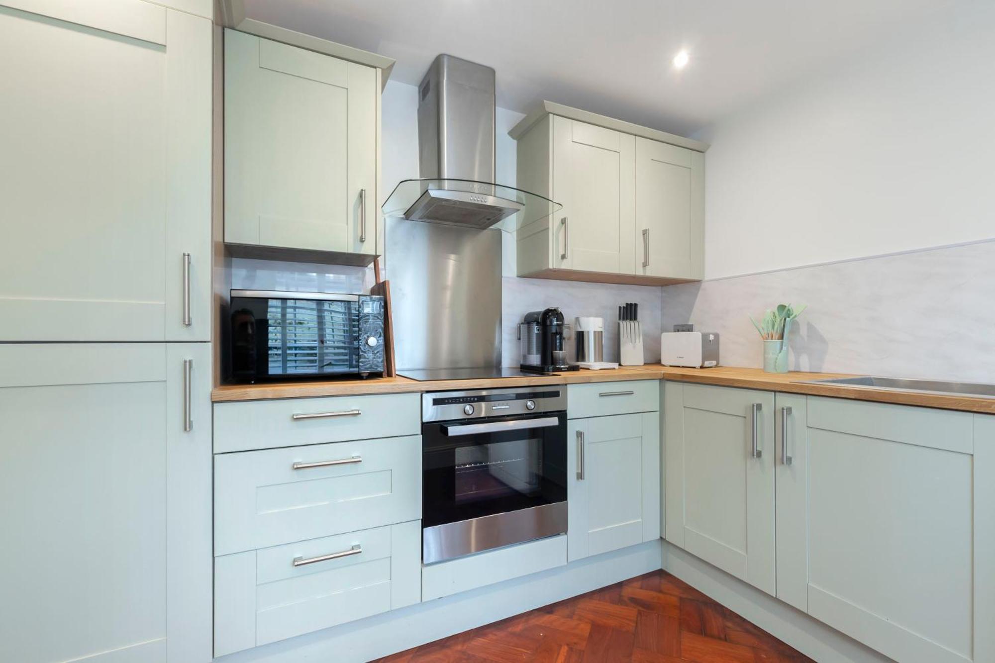 Charming Two Bedroom In Fairview Apartment