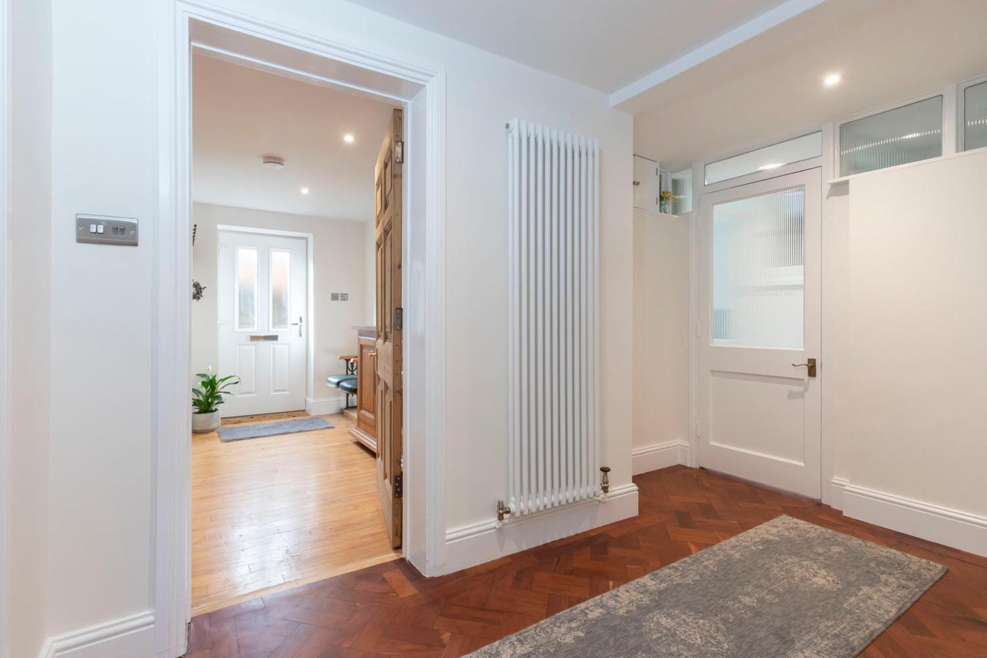 Charming Two Bedroom In Fairview Apartment